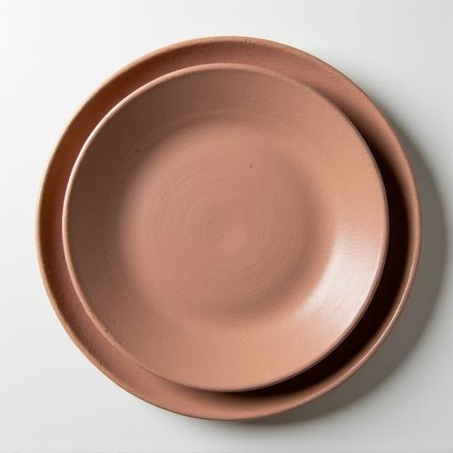 Assiettes plates avec une texture brute et naturelle.